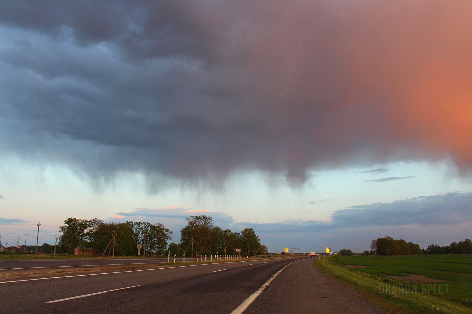 Читатель: Посмотрите, какое интересно небо удалось сегодня заснять недалеко от Кобрина