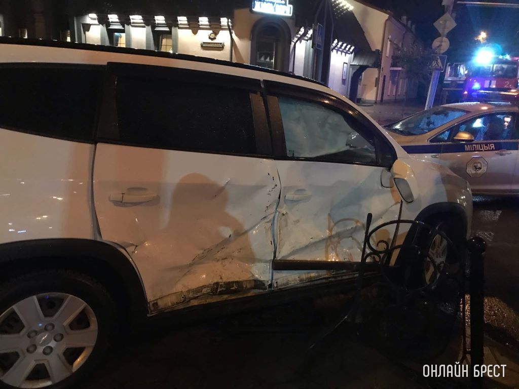 Фотографии с места происшествия. В Бресте на перекрёстке ул. Гоголя - ул. Карла Маркса произошло ДТП с участием такси
