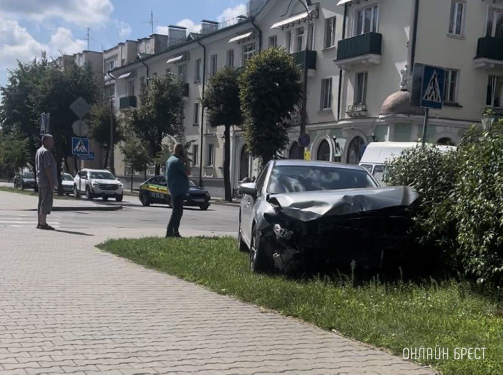Читатель: В Бресте на перекрёстке улиц Пушкинская-Кирова столкнулись автомобили