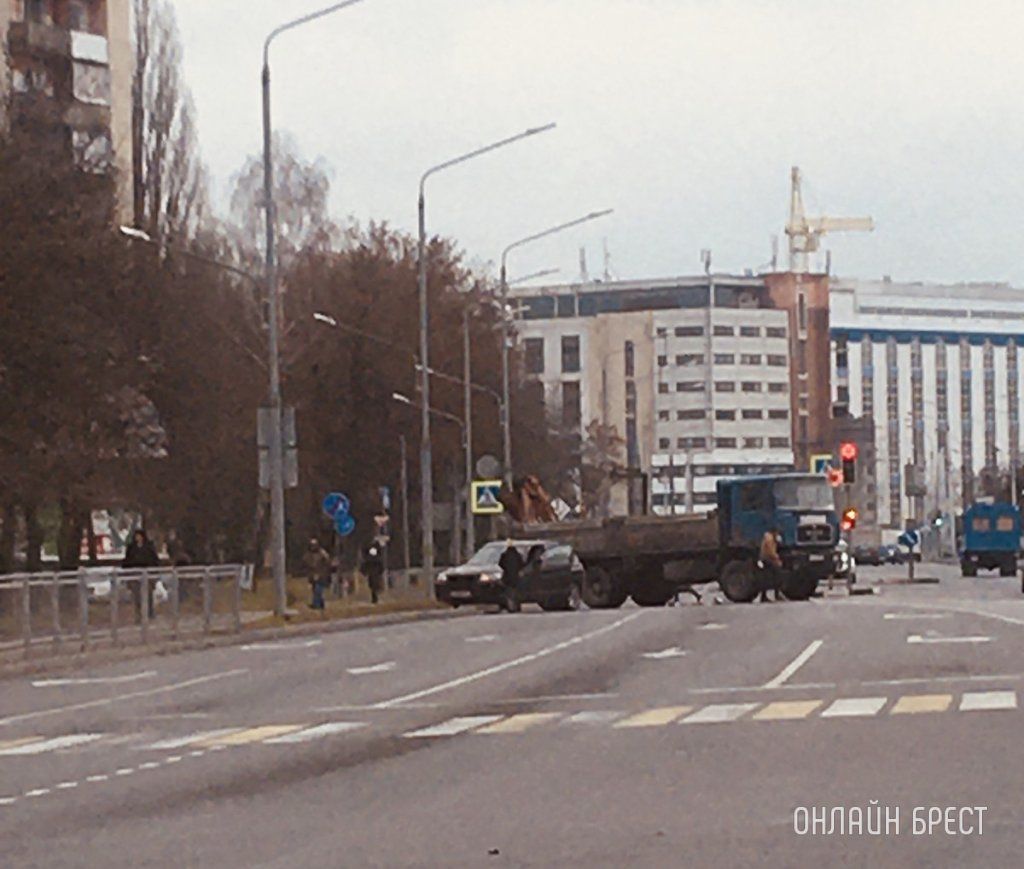 Очевидец: ДТП с участием грузовика произошло на Пионерской в Бресте