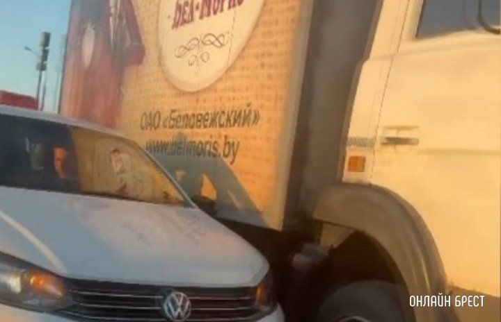 Читатель: На одном участке дороги произошло два ДТП. Видео снято вчера в Бресте возле Микса