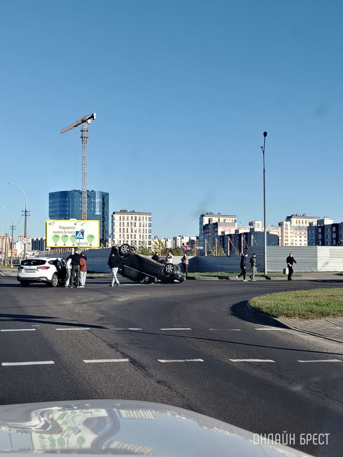 В Бресте произошла авария: машина перевернулась