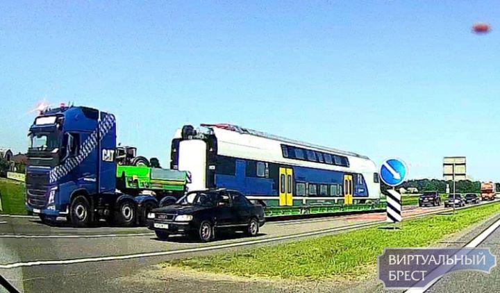 В Брест везут необычные «двухэтажные» вагоны. Как думаете, куда они дальше направляются?