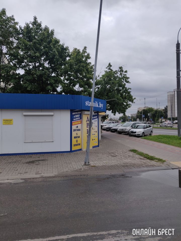 В Бресте на Янки Купалы опасно наклонён столб