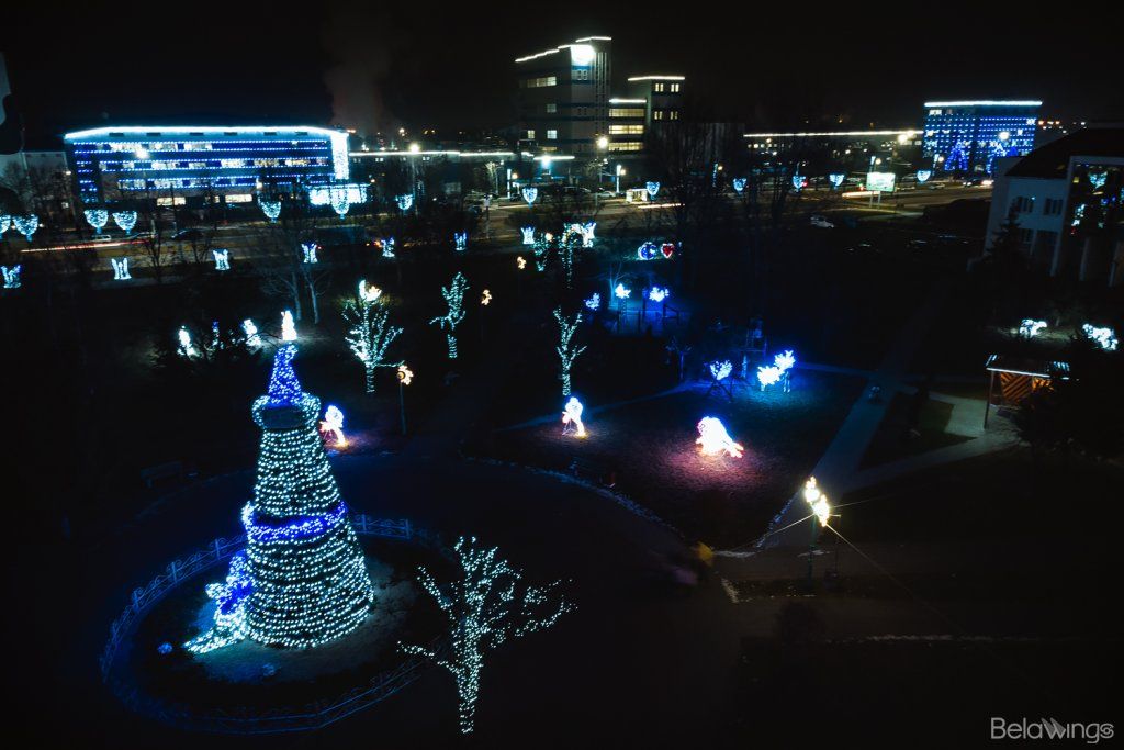 На фасаде логистического центра «Савушкин продукт» появилась огромная лазерная анимация