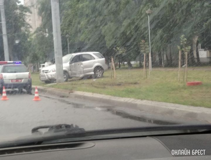 В Бресте на Партизанском проспекте автомобиль влетел в столб