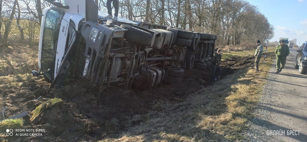 Очевидец: Брестская область. В Ивановском районе перевернулся большегруз