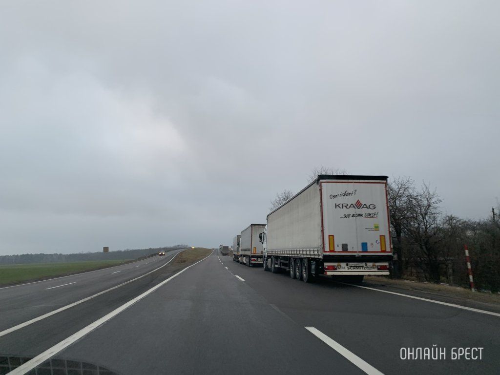 Будьте внимательны! Очередь на Козловичи начинается на мосту перед Косичами! Фото сделаны сегодня