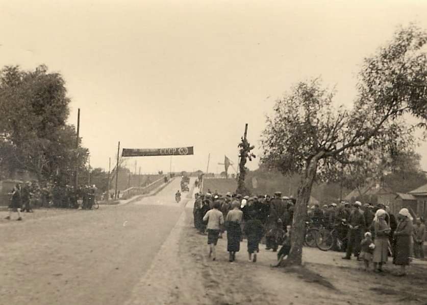 Вид на Кобринский путепровод с улицы Шептицкого (сегодня улица Московская). Брест над Бугом, 22 сентября 1939 года