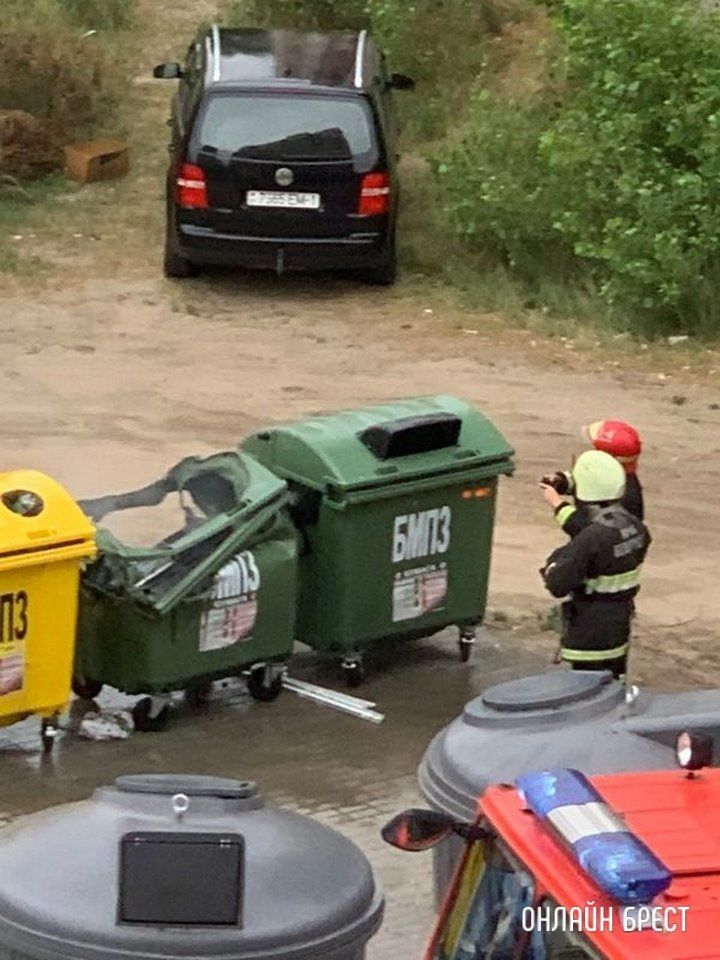 Читатель: Вчера в Бресте на Рябиновой горел мусорный контейнер. Смотрите фото, что с ним стало