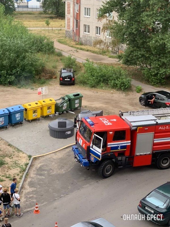 Читатель: Вчера в Бресте на Рябиновой горел мусорный контейнер. Смотрите фото, что с ним стало