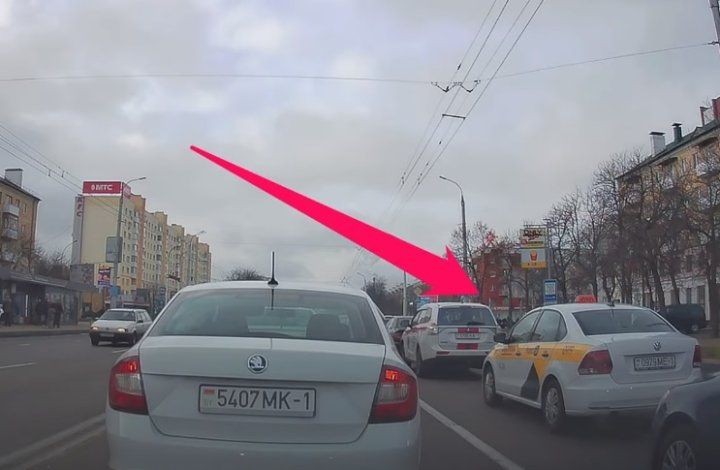 В Бресте таксист въехал в машину МЧС