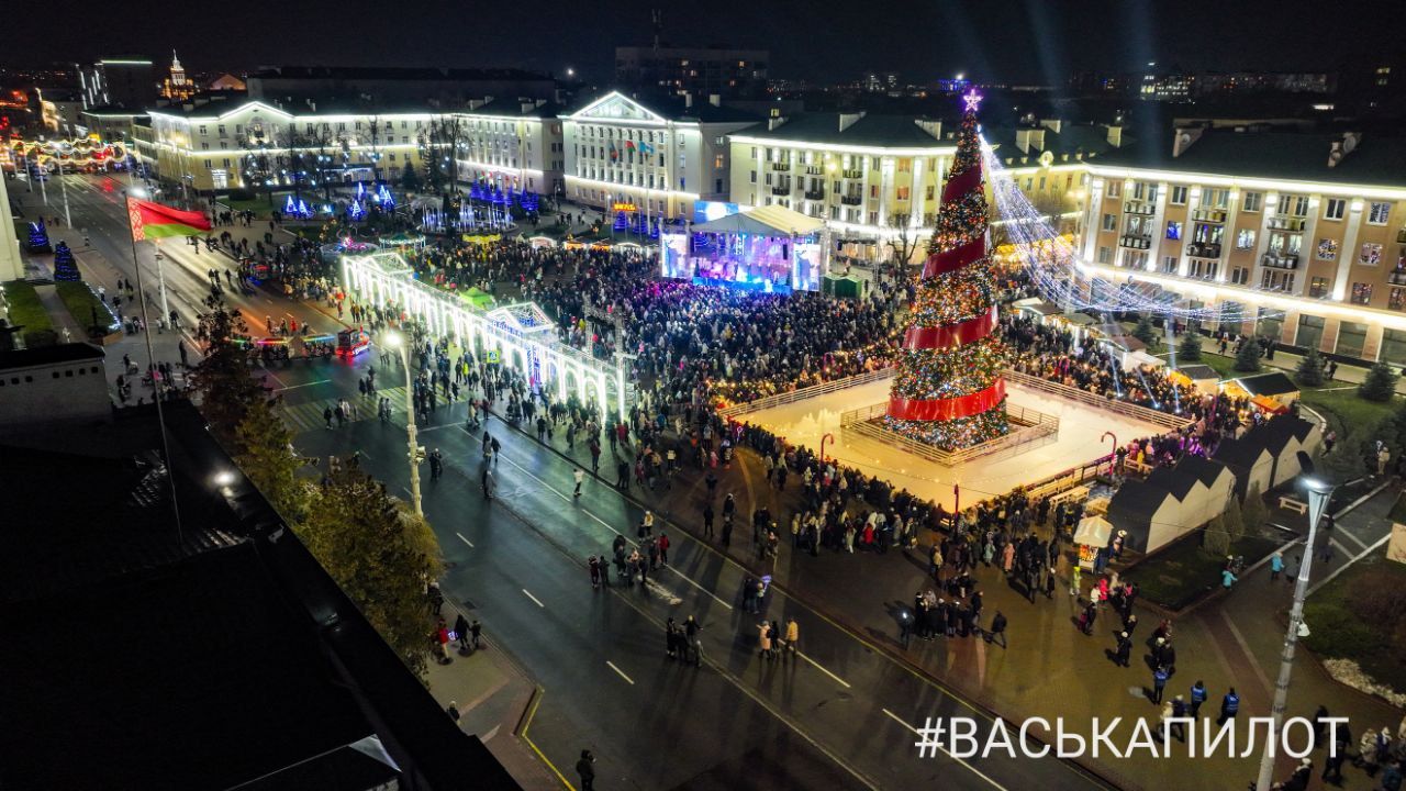 Появились фото и видео с высоты с открытия главной ёлки Бреста