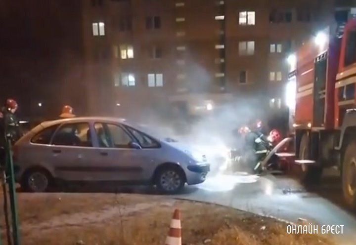 Читатель: Вчера в Бресте в Южном тушили автомобиль
