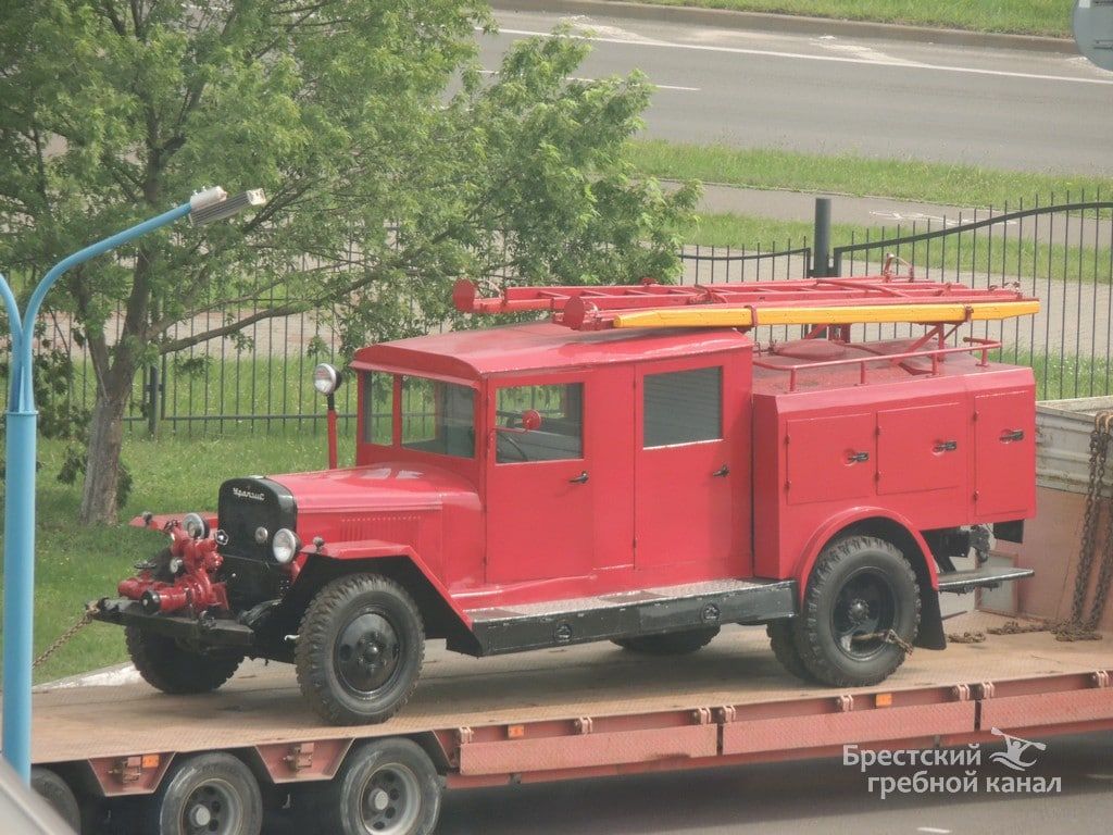 В Бресте на парковке Гребного канала собирается пожарная техника