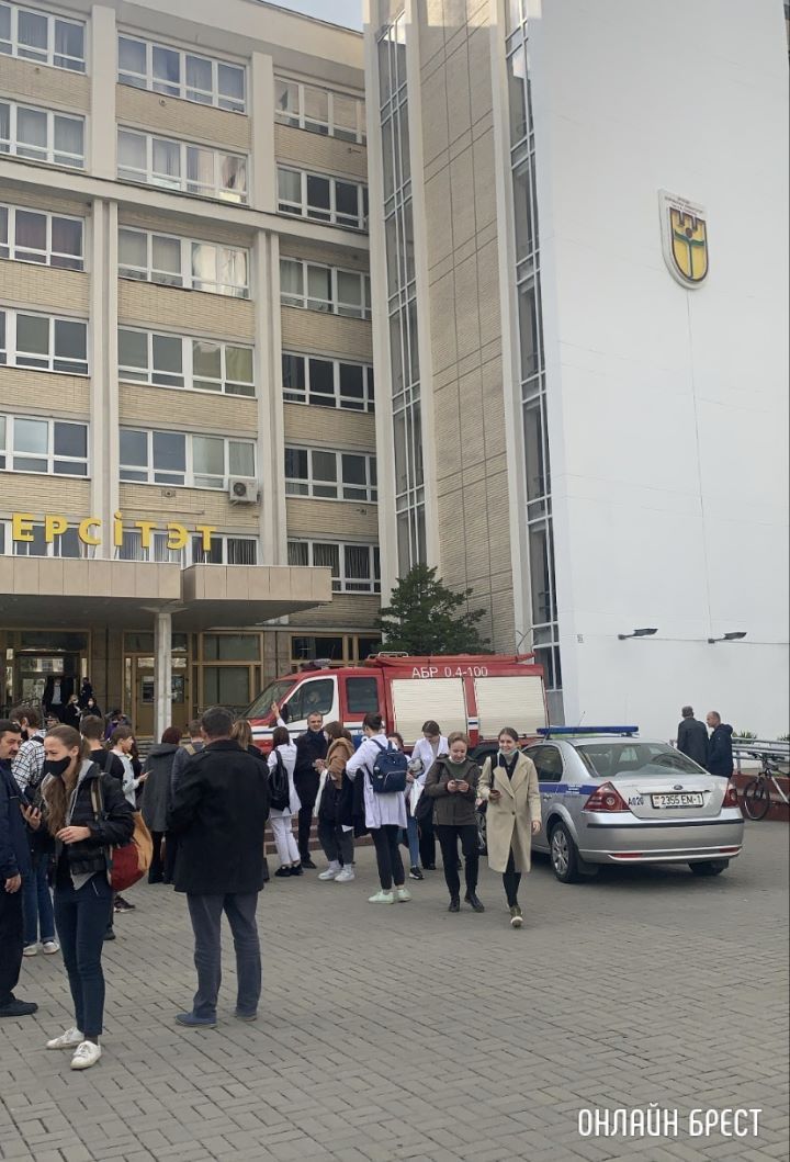 По словам читателей, сегодня в Бресте из некоторых учреждений вывели людей на улицу. Публикуем видео от читателей
