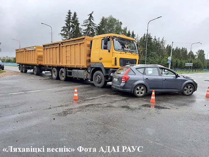 Брестская область. В Ляховичах столкнулись большегруз и легковой автомобиль