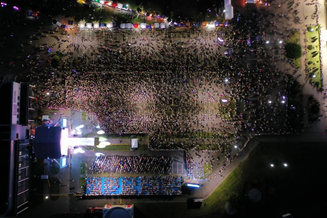 Вечер возле Ледового дворца в Бресте