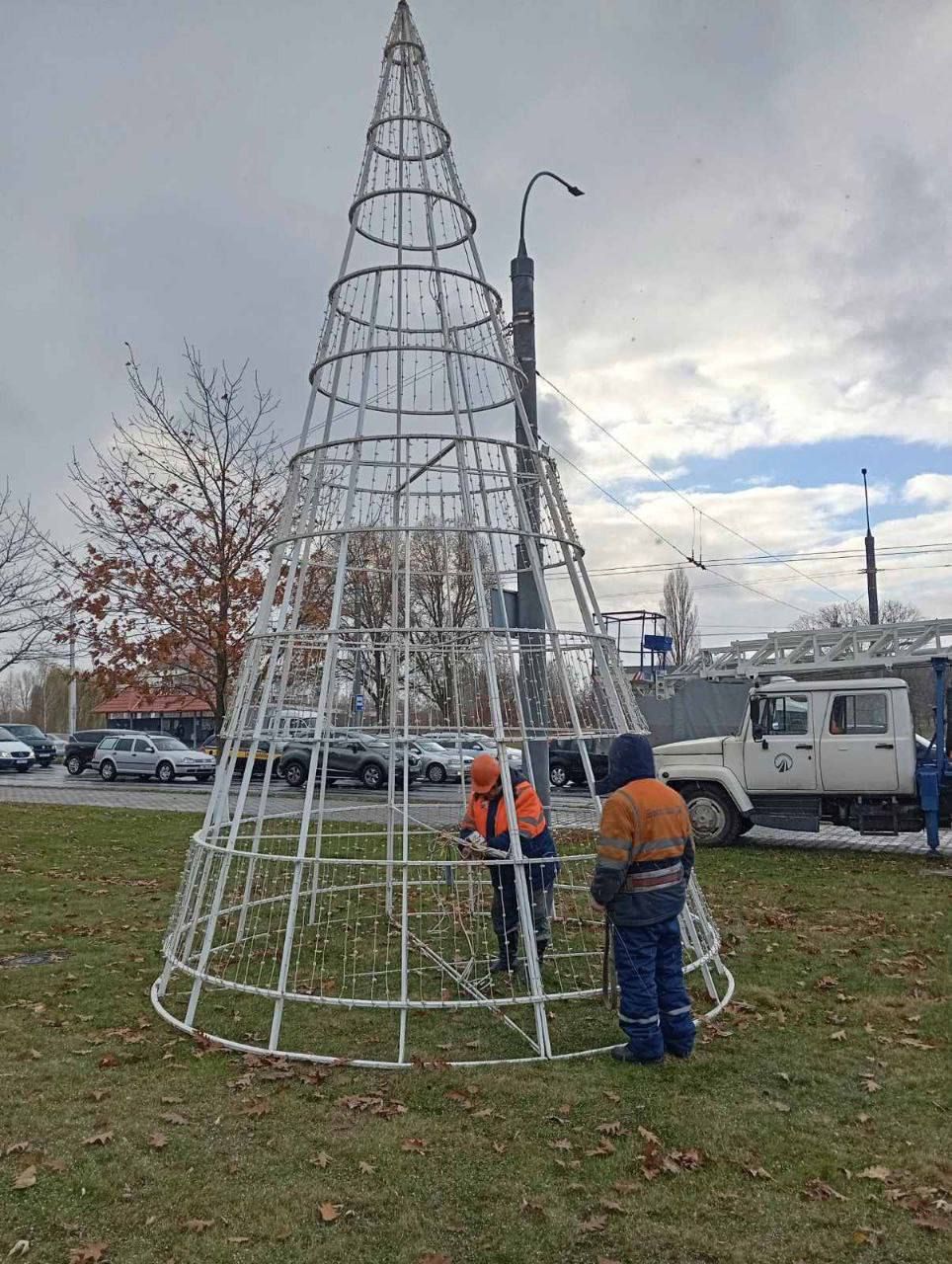 Специалисты Брестского ДЭП выполняют монтаж новогодней иллюминации в районе улицы Московская