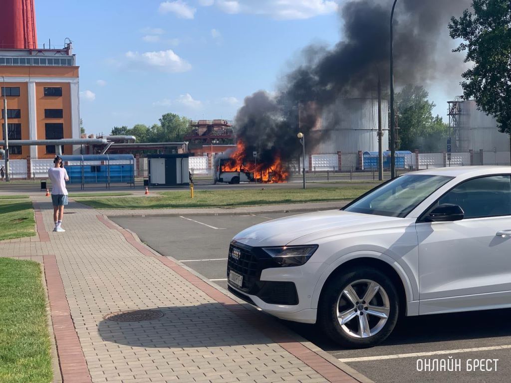 В Бресте возле ТЭЦ горела маршрутка