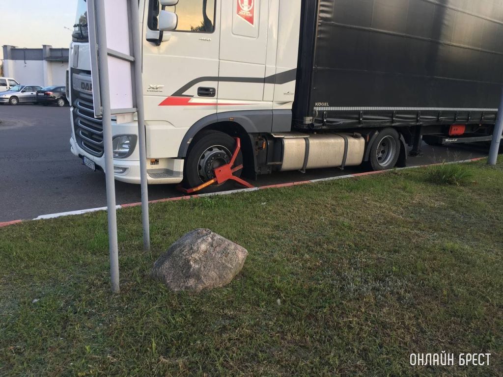 Для чего ставят такую конструкцию на колесе?