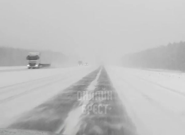 Читатель: Трасса М1, возле Барановичах. Сложные погодные условия. Водители, будьте внимательны!