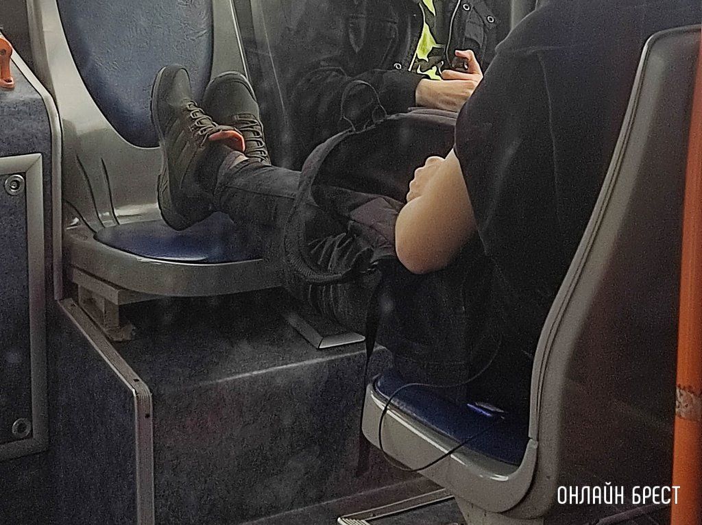 Читатель: Как-то так ездят в общественном транспорте Бреста