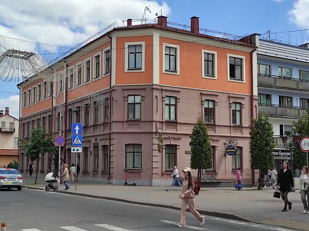 «Угол холостяков» - так раньше называли это место. Старинное здание на пересечении ул. Советской-Пушкинская, 1950-е гг.