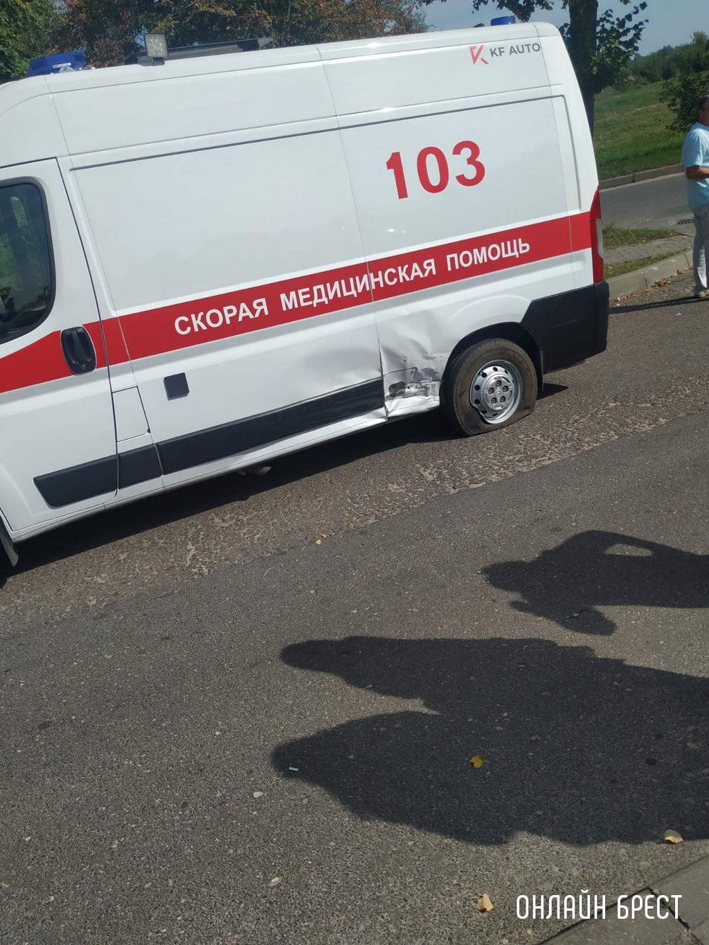 Очевидец: В Ивацевичах скорая помощь попала в ДТП