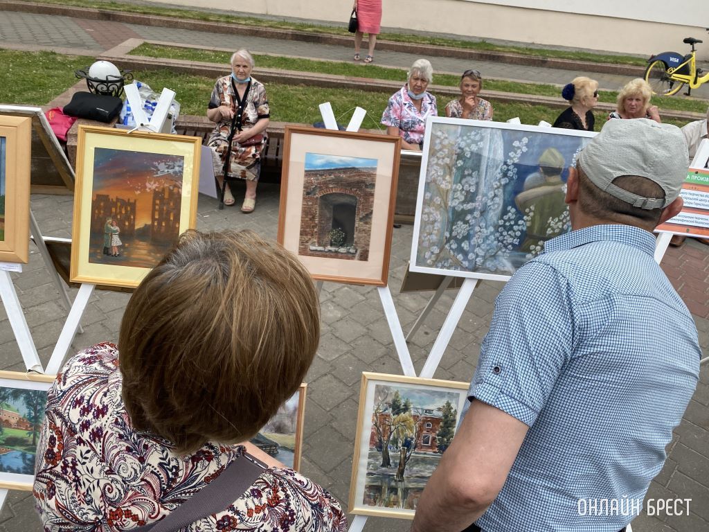 На Советской представлена выставка картин, посвященных Брестской крепости и Великой Отечественной войне