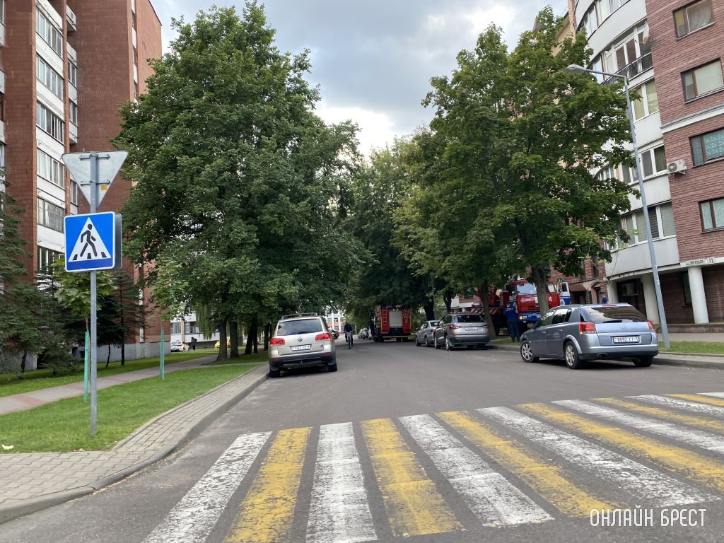 Брест, ул. Энгельса. Что случилось - неизвестно. Может учения? Фото сделаны час назад