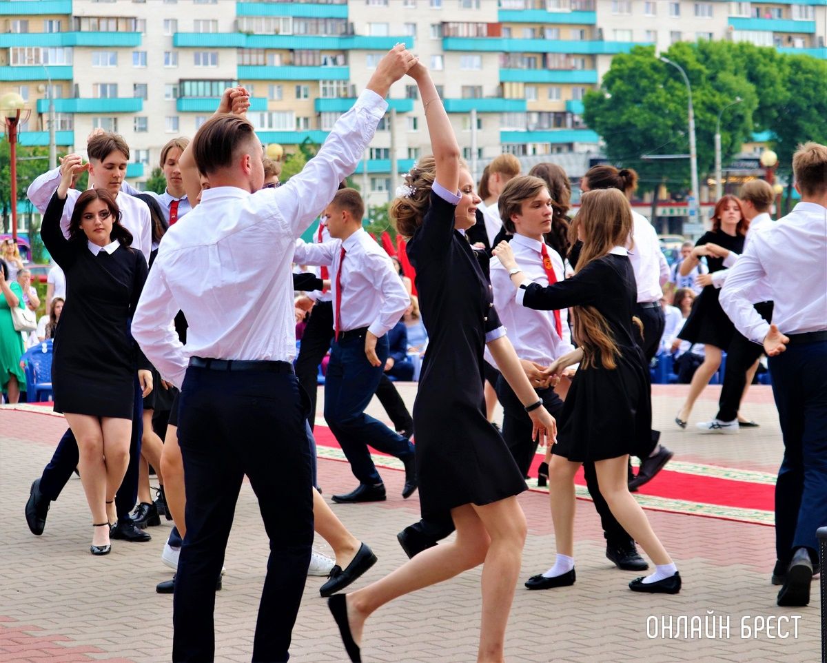 Читатель: Школьный вальс на празднике выпускников Московского района г. Бреста