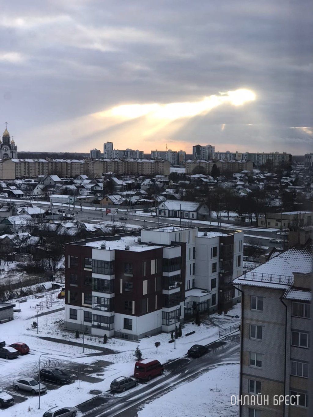 Красиво солнце вышло из-за облаков