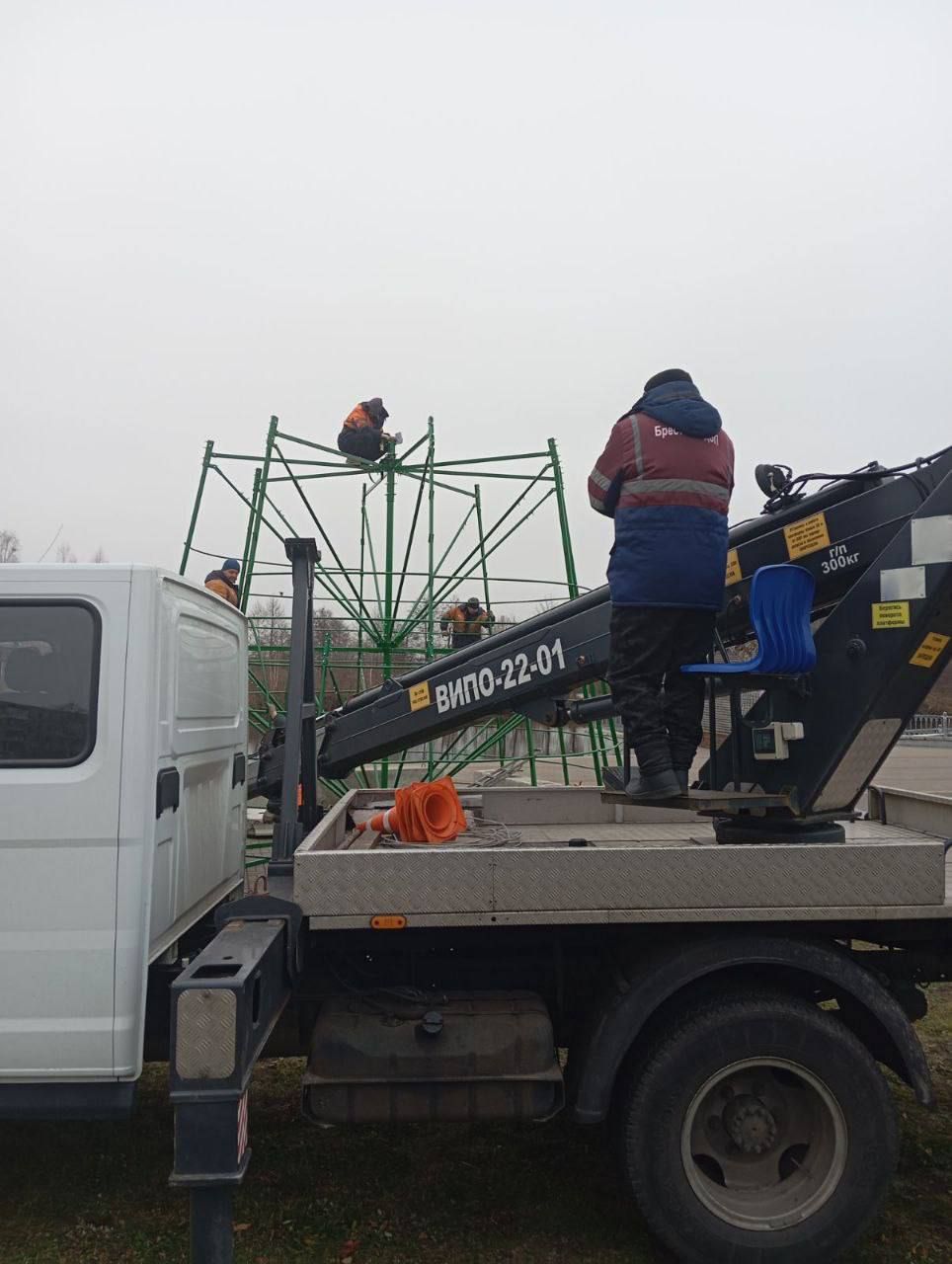 В Бресте на набережной монтируют ещё одну ёлку