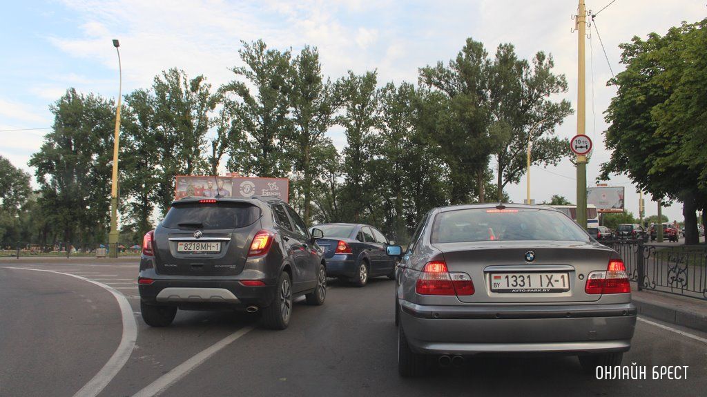 Читатель: верно ли такое расположение движения или же правильнее двигаться только с крайней правой полосы, ввиду образования заторов?
