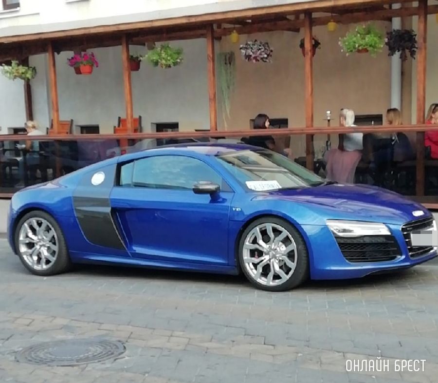 Вот такой автомобиль стоит прямо сейчас на Советской в Бресте