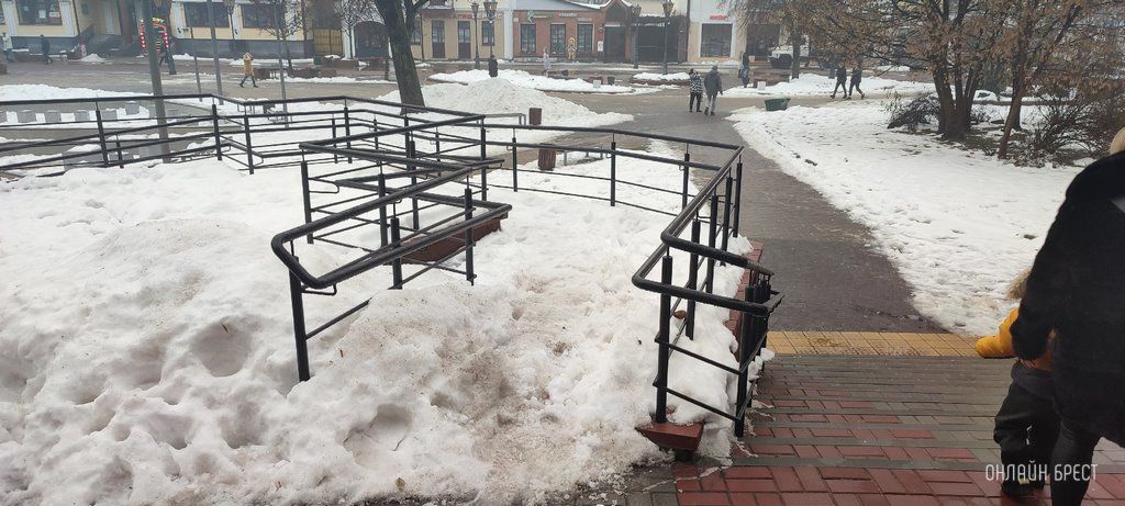 Читатель: На Советской в Бресте. А это единственный пандус на входе в магазин