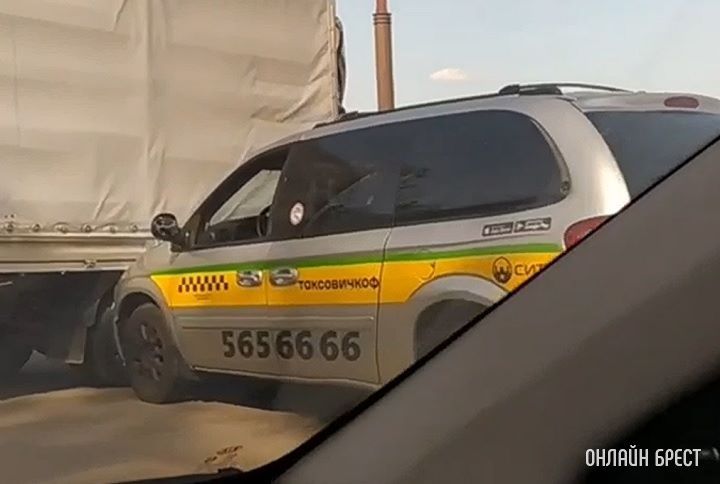 Сегодня в Бресте на Л.Рябцева автомобиль столкнулся с грузовичком