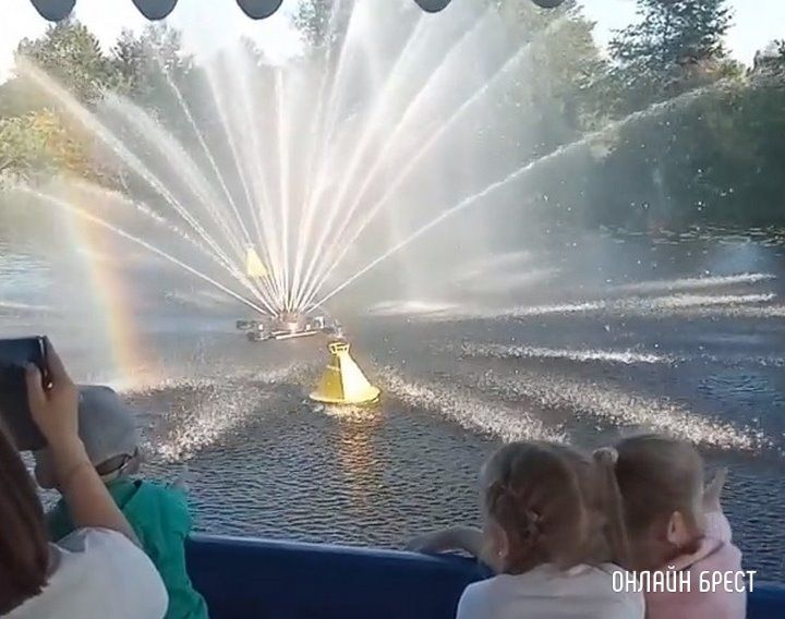 Читатель: Вчера в Бресте на теплоходе было весело :)