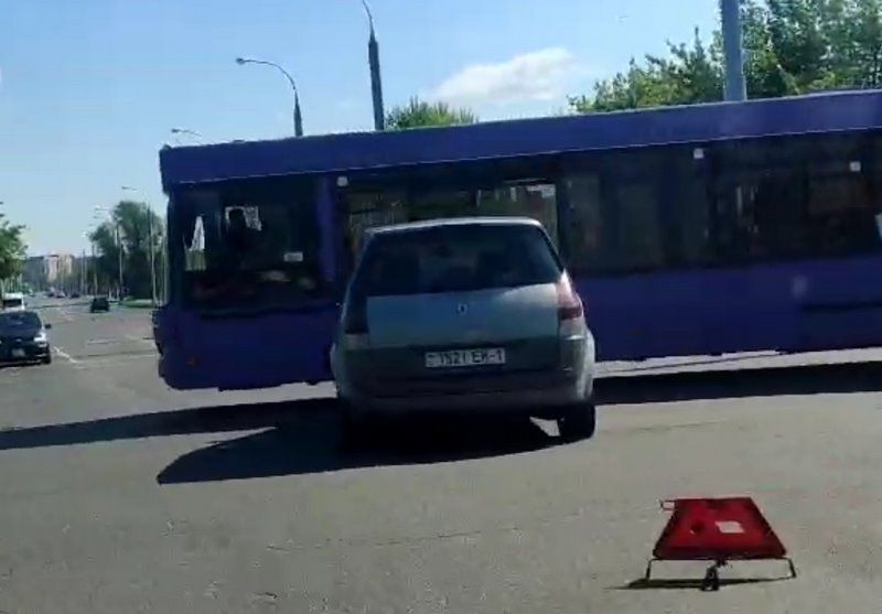 Очевидец: В Бресте на Суворова-Жукова автомобиль столкнулся с автобусом