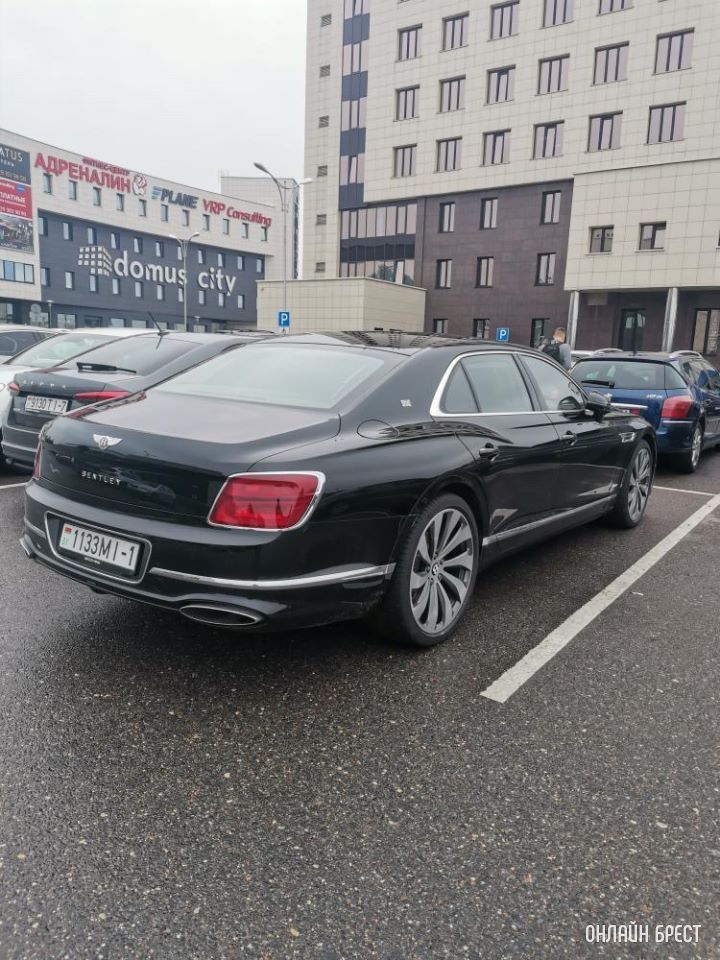 Понимаю, что публикация не из важных, но иногда в Бресте встречаются интересные автомобили, хочется поделиться фотографиями