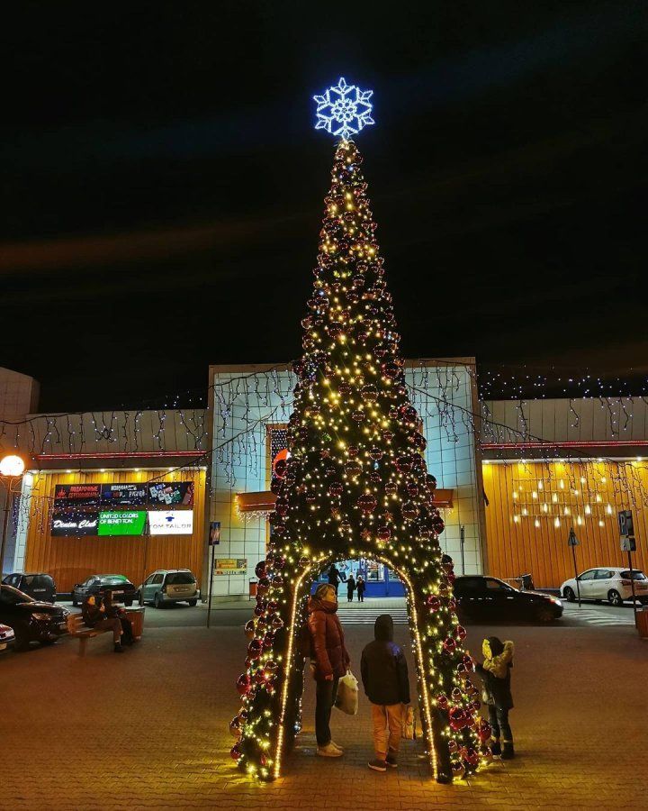 Ёлка возле Короны на Московской в Бресте