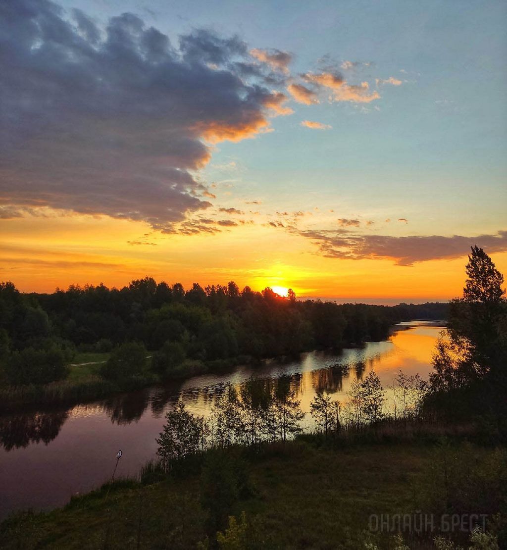 Читатель: Красивый рассвет в городе-спутнике Бреста