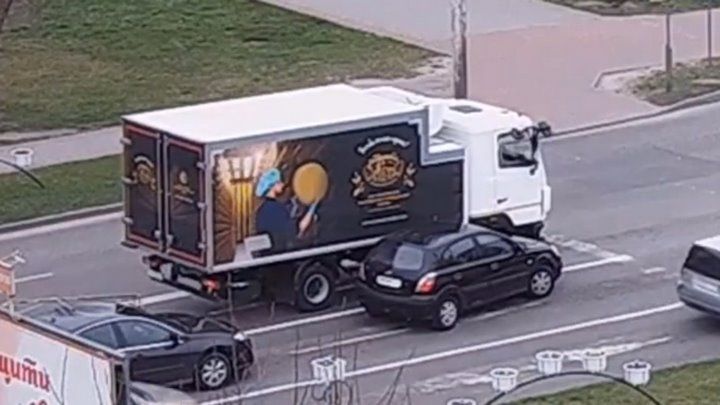 В Кобрине в ДТП попали грузовик и легковушка. Смотрите, как это было.