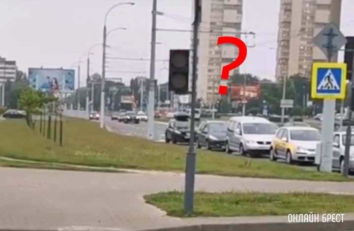 На светофоре уже несколько дней не работает зелёный свет. Брест, от остановки Крушинская в сторону Партизанского