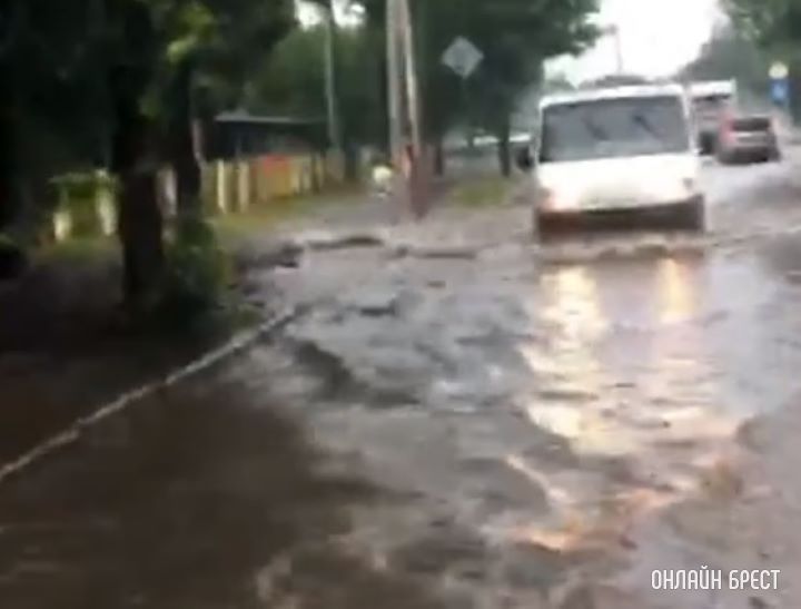 В Бресте на Граевке затопило дорогу