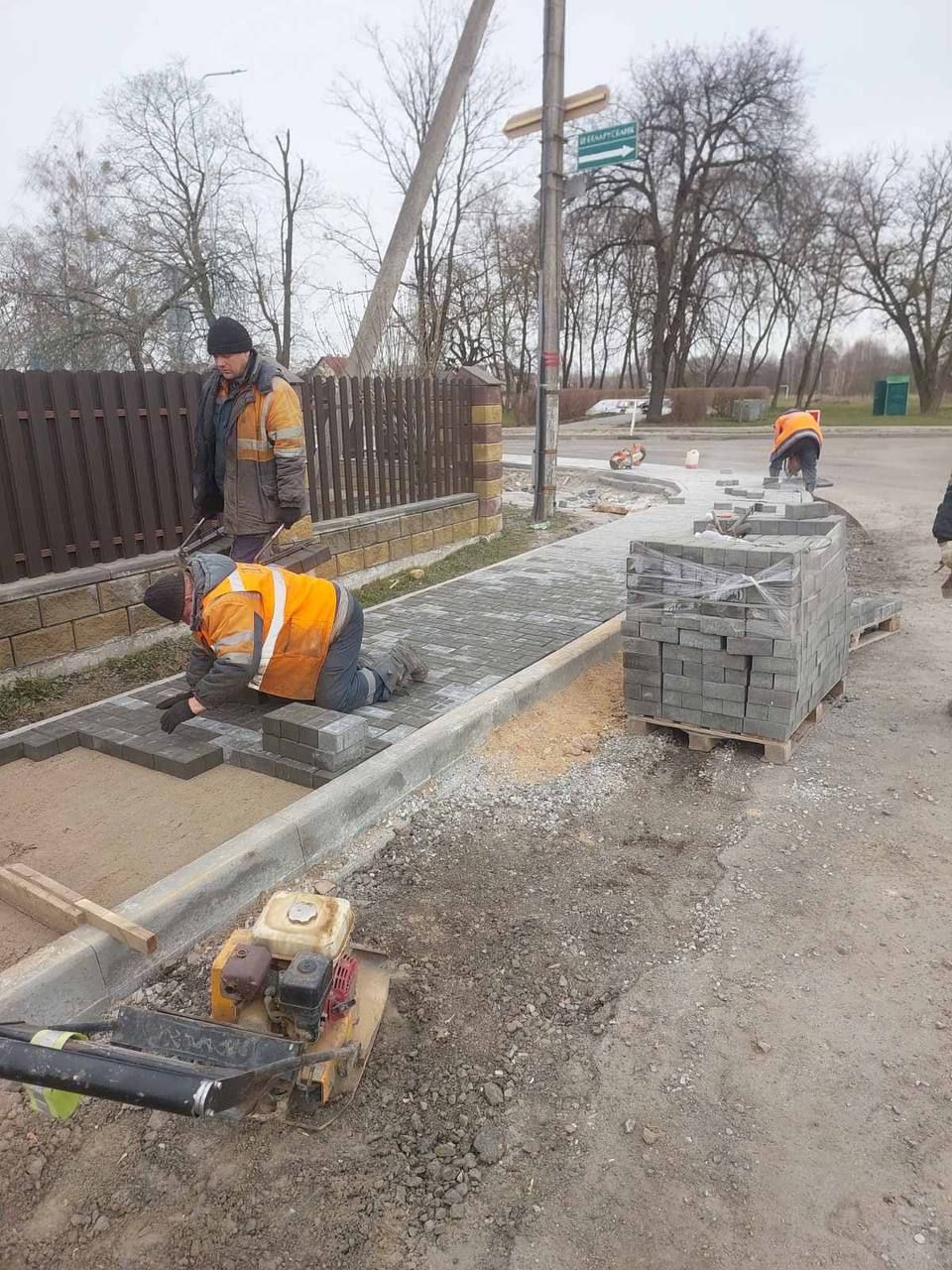 Работники «Брестского ДЭП» ведут укладку плитки и установку дорожного борта по улице Свято-Афанасьевской