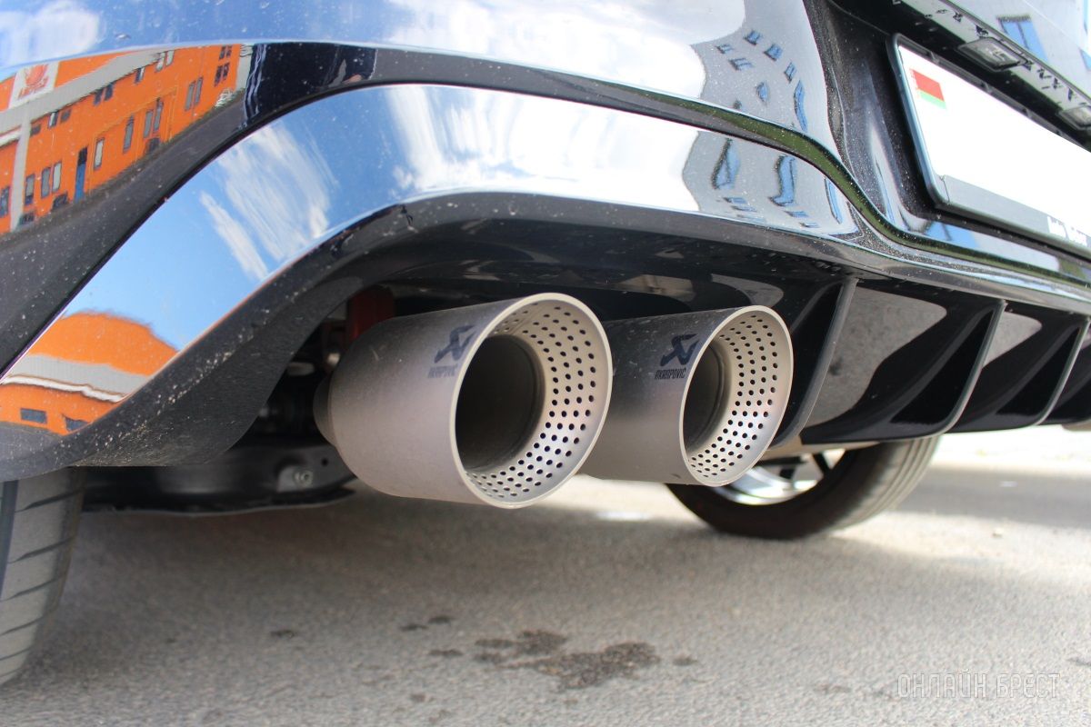 Читатель: Редкий для наших дорог Golf R. Фото сделаны в Бресте