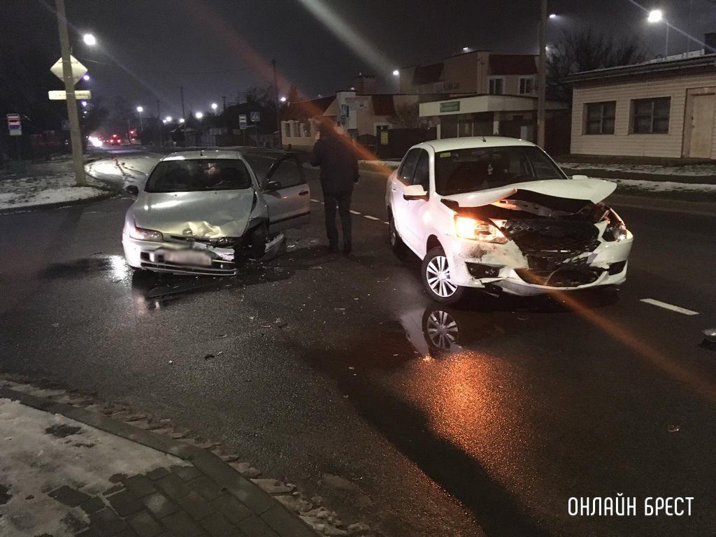 Читатель: Будьте осторожны на дорогах! Берегите себя. На фото ДТП, которые произошли вчера в Бресте