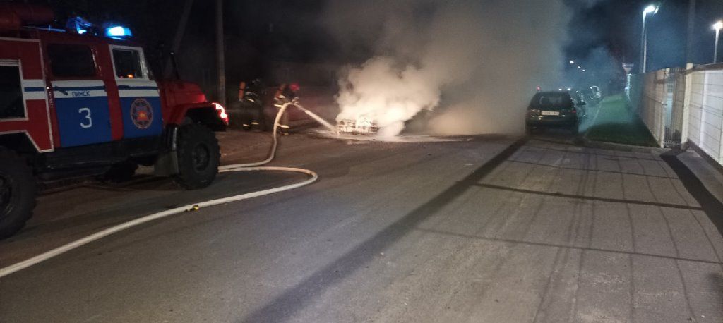 Брестская область. В Пинске возле магазина Lada горел автомобиль